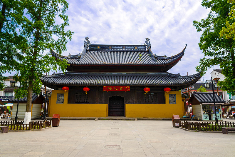 请给苏州灵岩寺写一首游玩绝句