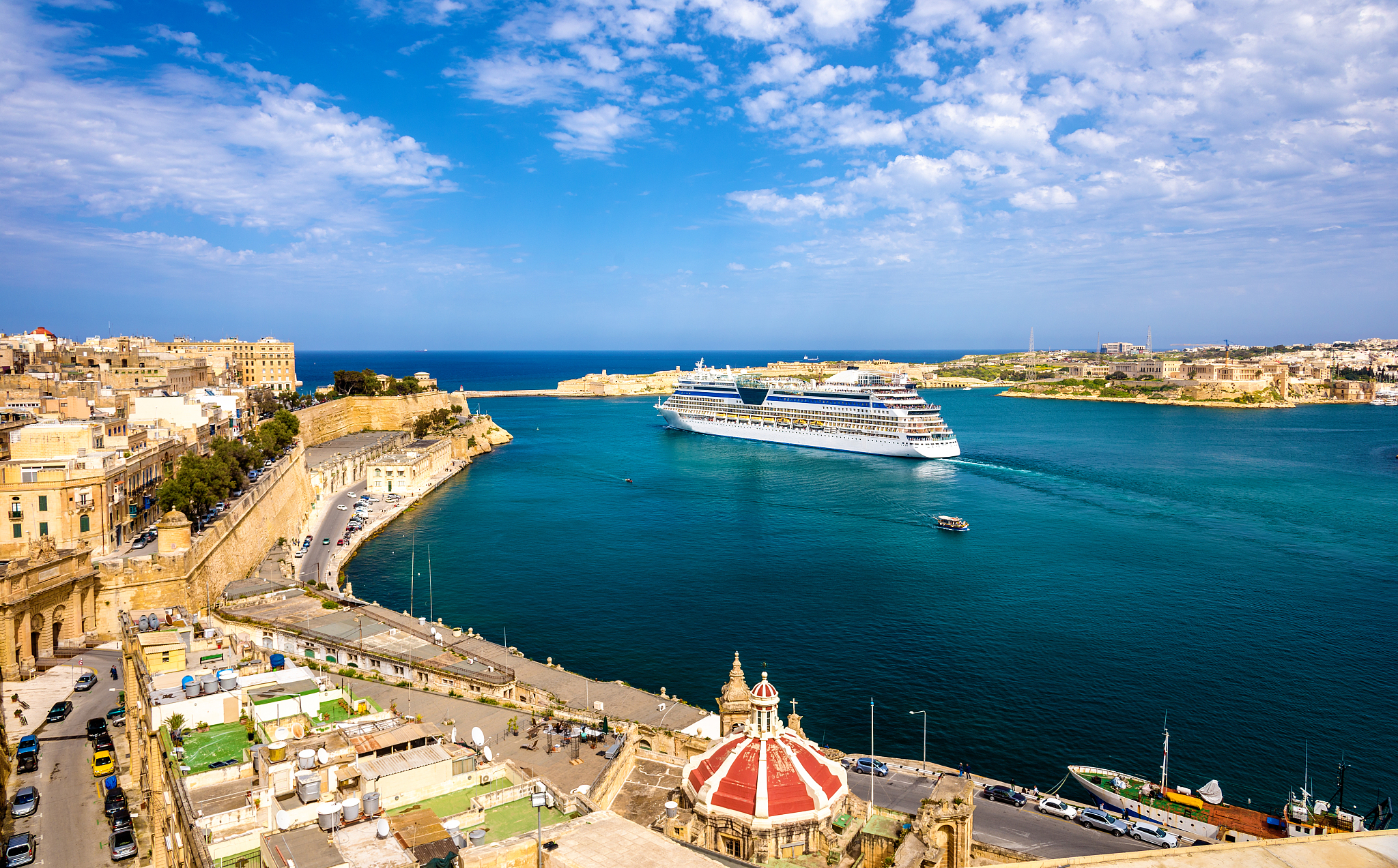 cruise liner leaving valletta - malta