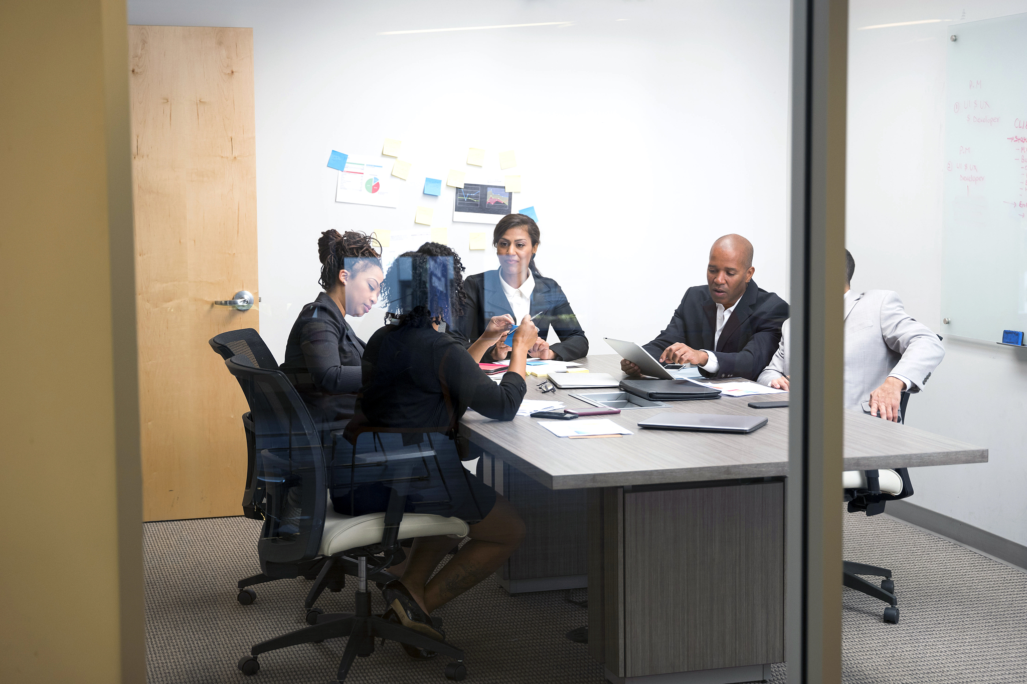 帮我把以下文字整理成会议纪要就是因为确实是现在短时间内大家的这个铁三角的这个凝聚力还没起我有个建议嗯就是我们给大家这是作为我们 F0 项目也好作为西南战区也好给大家一个提供大家互相交流家庭然后交流的一个场景。是不是公司要考虑在重庆那边租一个房子然后给大家有机会面对面地去交流去探讨？因为线上开会的这个效果不太好。嗯现在是这样子的就是我看到咱们这个京东方的这个项目推展得也很深入了包括认这边做的关系也很