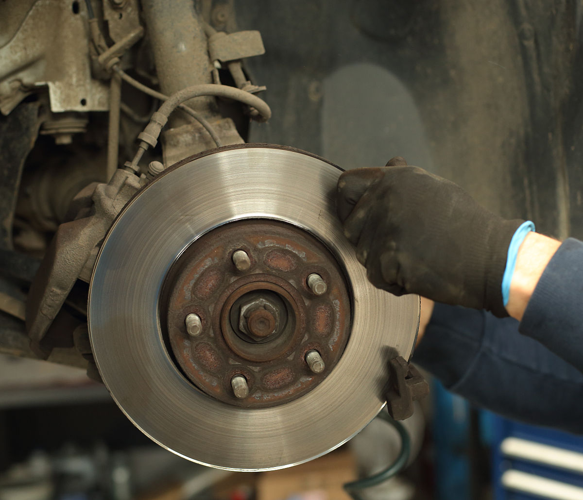 江淮瑞风柴油机头漏机油已经更换过气门时盖垫、喷油嘴油封。现在有点漏油现象。正时盖也是漏油的。是怎么回事？ 200字