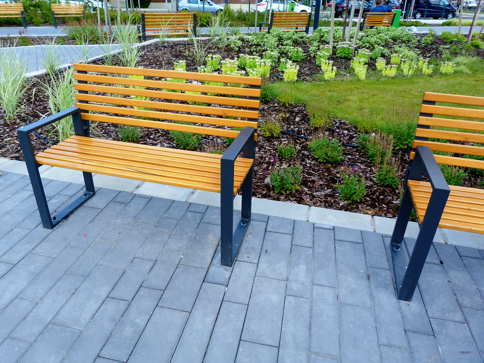 校园道路景观设计：卡座、休闲椅、花箱，打造美丽校园