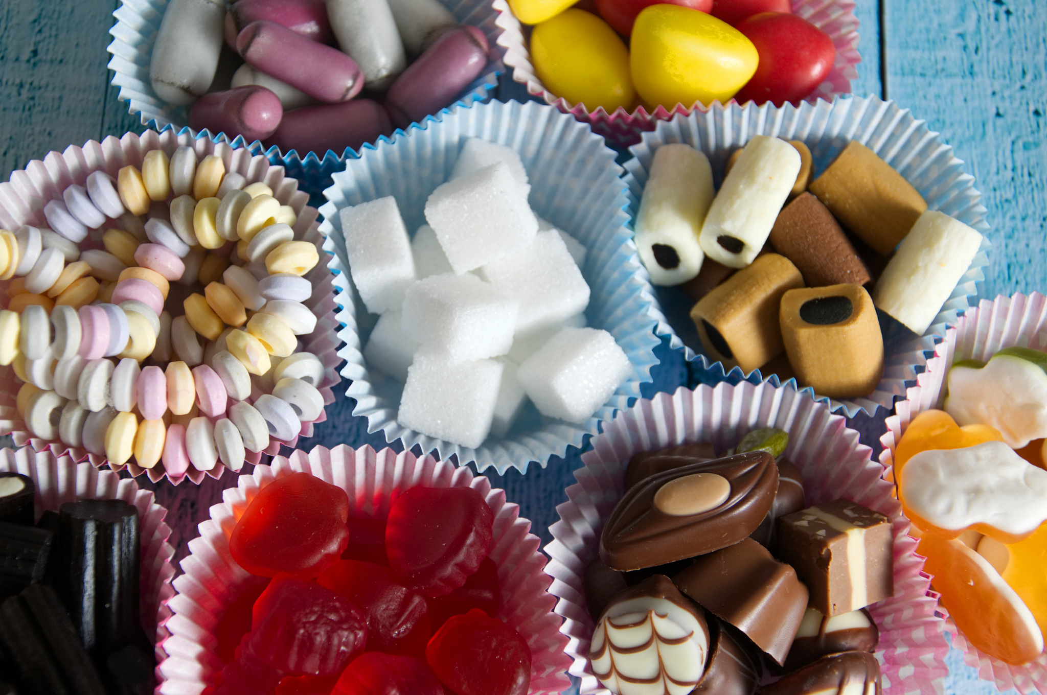 这些糖分和人工甜味剂还会刺激你的大脑让人产生一种莫名的愉悦感还会形成一种依赖。