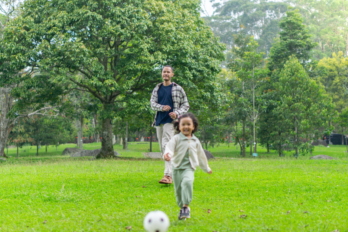 爸爸和儿子在公园的温馨照片：父亲节的意义