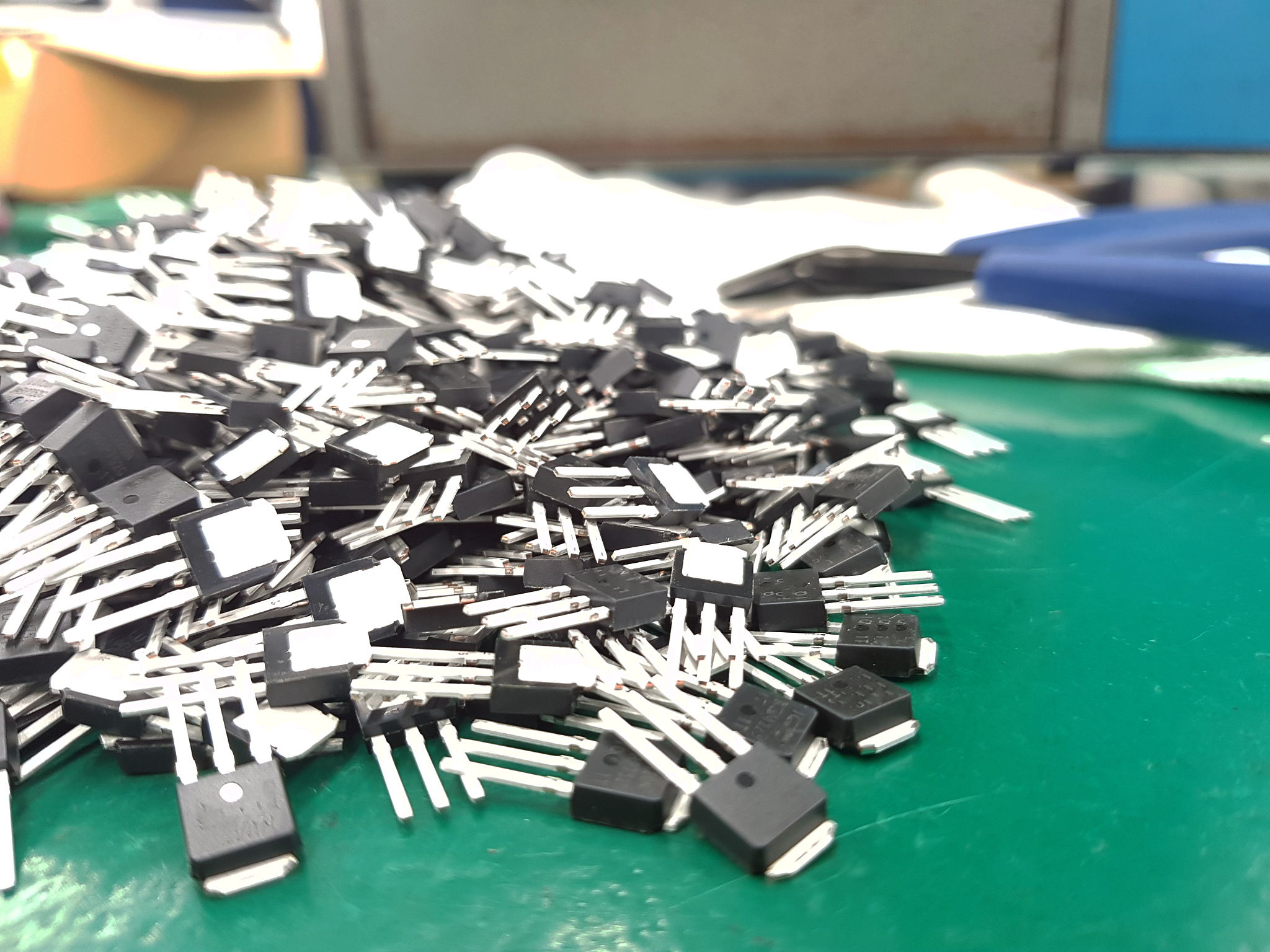 以下关于胶粘铁芯说法正确的是A胶粘铁芯端面平面度水平低B胶粘铁芯制造成本低C胶粘铁芯铁损低D胶粘铁芯工艺难度低