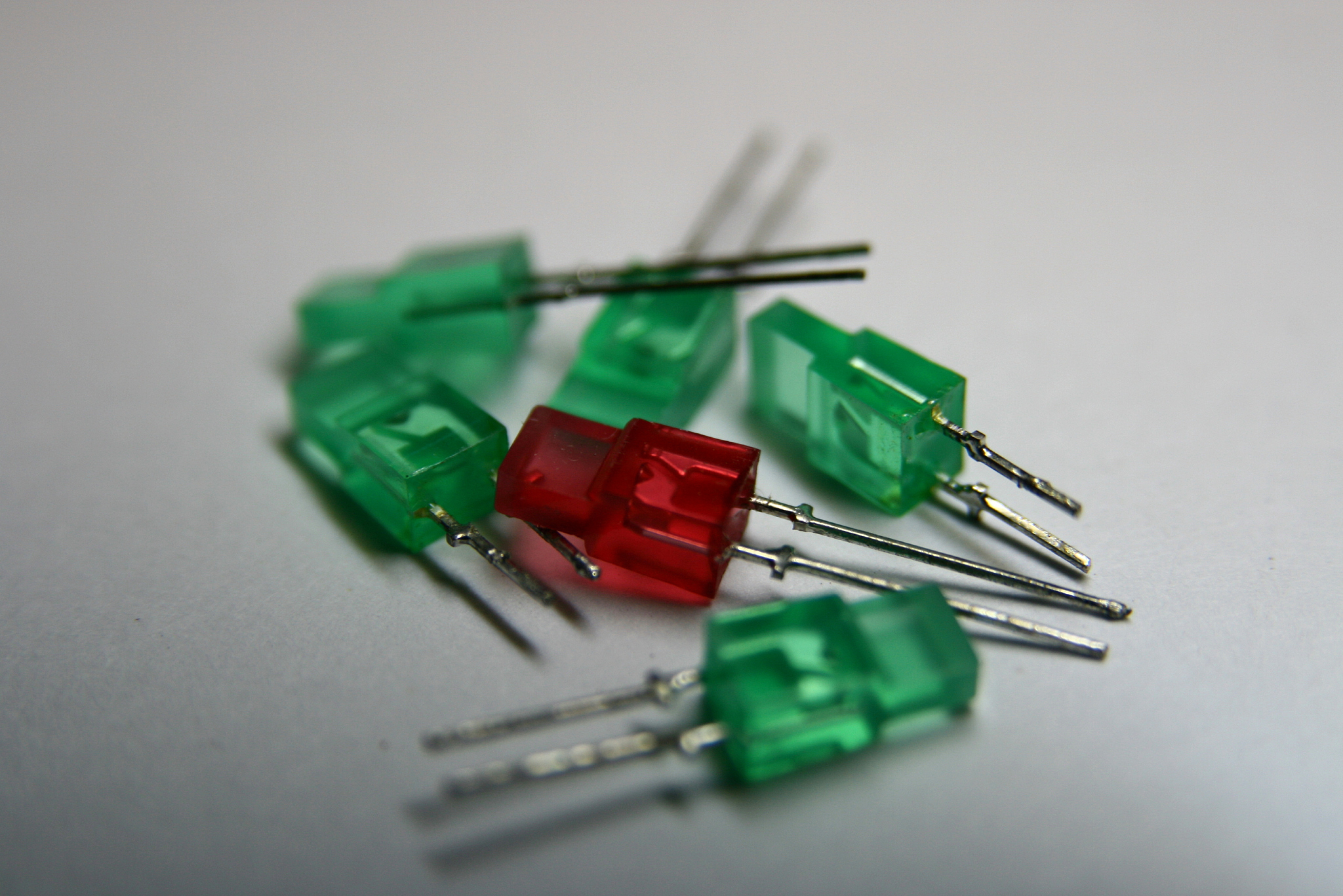 光照后光敏场效应管的输出电流比暗电流还低的原因