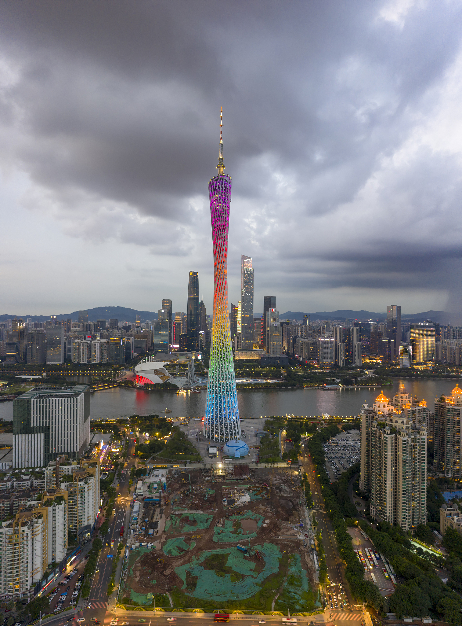 广州塔户外广告：影响城市发展？ | 深入解读经济、形象、文化、环境四大方面