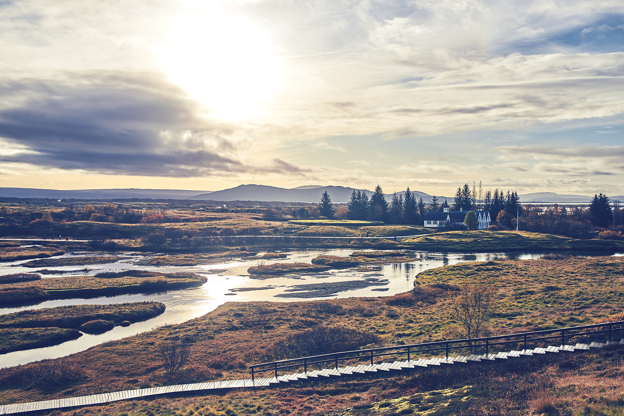爱丽丝轻盈跳跃，离开石头