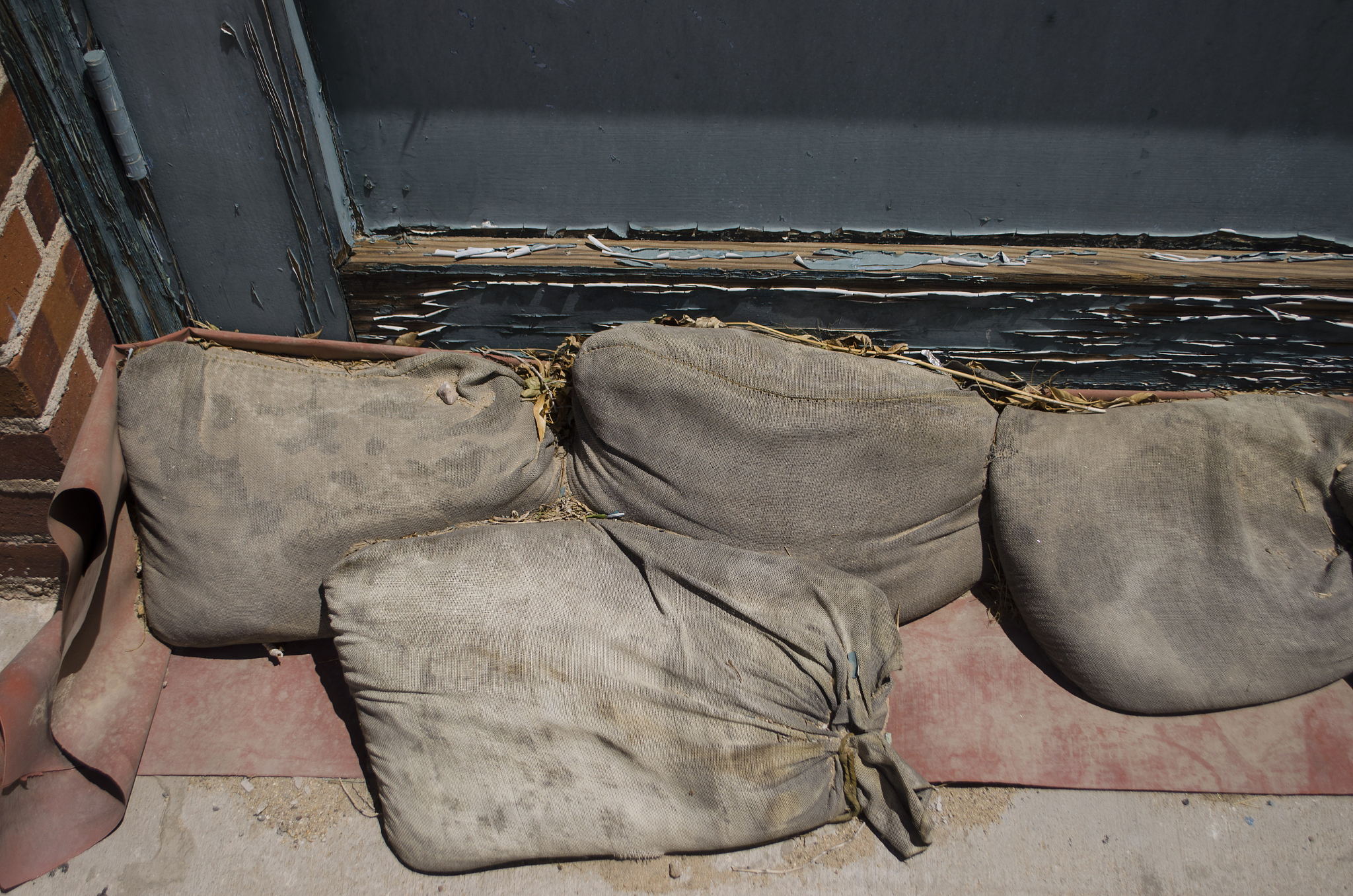 请翻译水湿发霉货物发现集中位于4舱后部中间位置位于被发现泄露痕迹的bottom ballast tank的manhole cover下方。根据压载记录该压载舱在huangpu卸完货后被压载。因此我们怀疑是manhole cover的密封性不良导致压载水泄露继而导致货物水湿发霉。