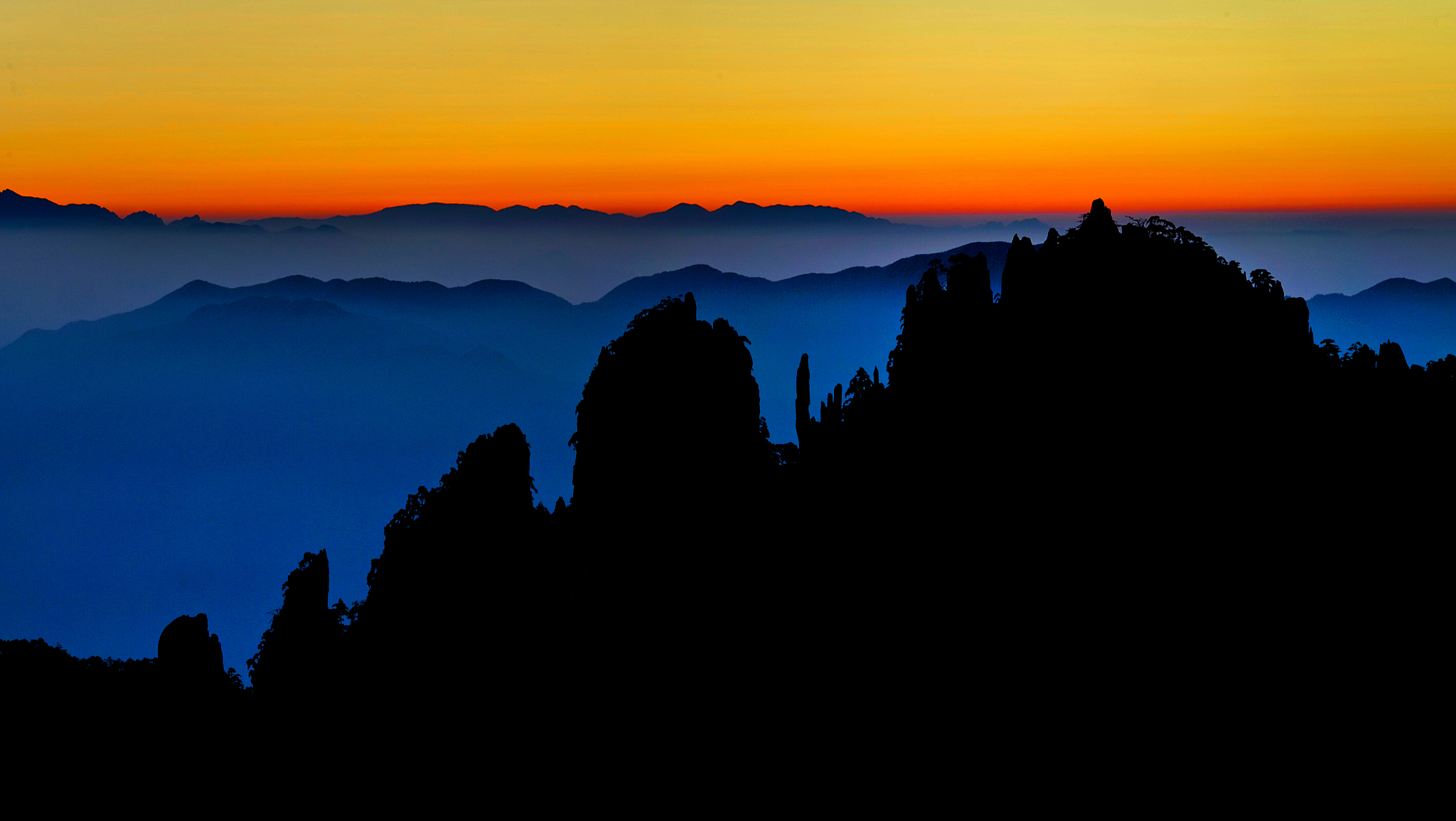 在山顶看到的景色描写