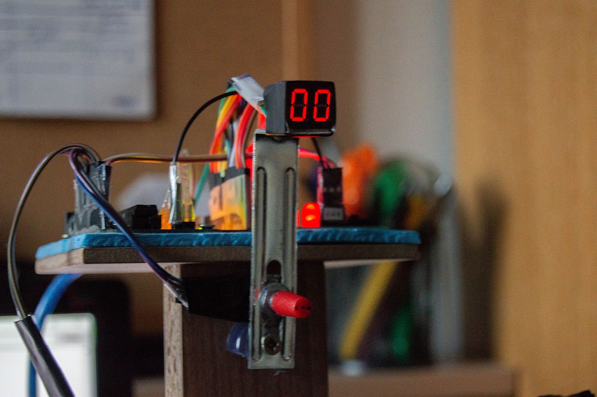 帮我写《基于压电能量收集系统》的论文