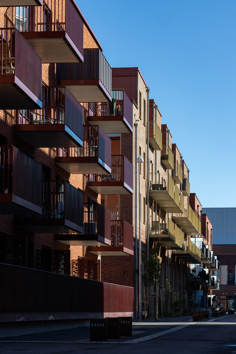 what are the advantages of facilities of the apartment and the faculties of the houseanswer should include these keywords apartment have elevators houses doesnt have; in Western countries apartment us