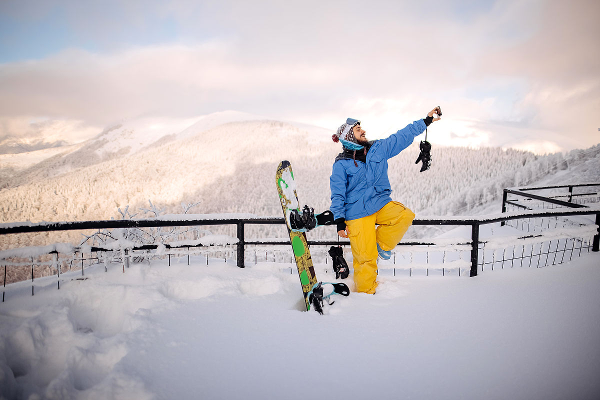 新疆骑行诗：雪山冰湖、羊肉串香，壮丽景色与美食之旅