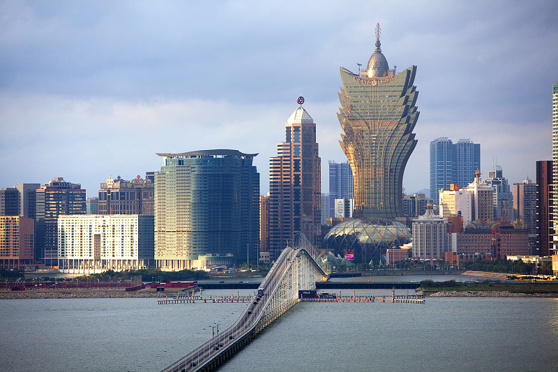 你是小红书旅行博主。出一篇澳门旅游爆款攻略要包含交通工具 游玩时间 注意事项 住宿等不可以出现酒店名字只能提到具体地点标题需要标题党的标题内容要吸引人需要有个人体会、引导用户点赞文字贴近小红书旅游博主风格适当使用emoji表情