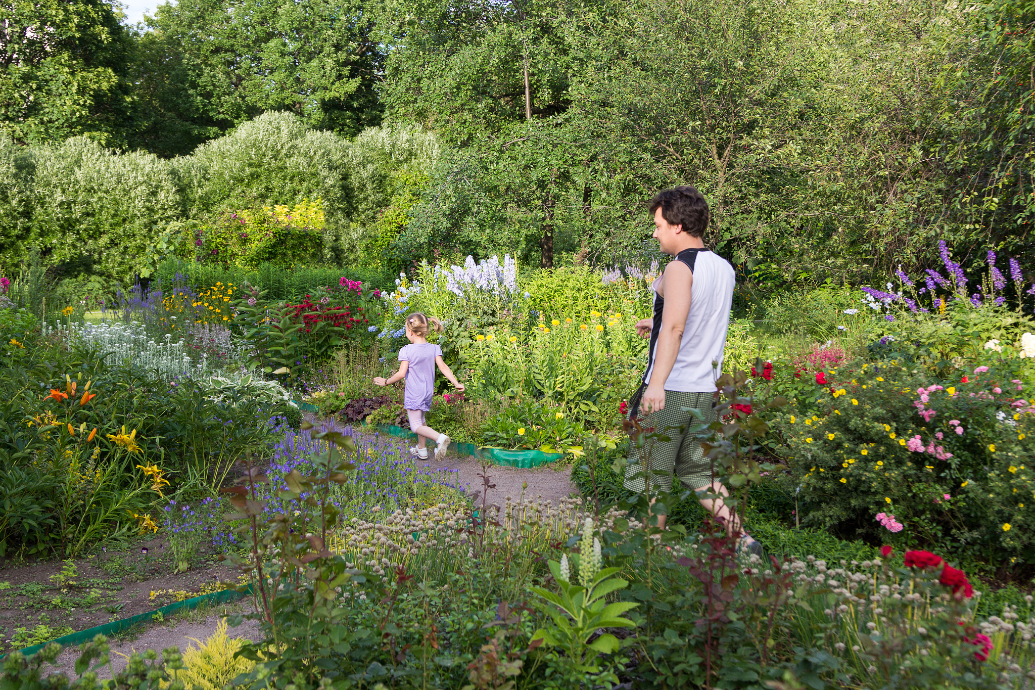 简介穿越过来直接略过恋爱的步骤喜提一儿一女刘长青很忧郁大儿子懂事聪明年幼的小女儿因为父母离异将过错怪罪在刘长青身上敌视着。前任身体的主人舔狗舔到极致被岳母的一纸协议让前妻拿走了所有财产换来了一对儿女的监护权。工厂倒闭的刘长青苦恼着怎么抚养一对儿女是他目前最头疼的事。