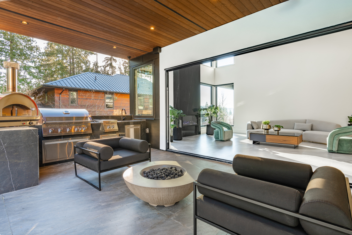 ### 我 今天我带你们去看一套女生特别喜欢的民宿小北馆 正商面积是98平 实际使用面积有多少呢 答案就交给你们来目测了 首先来看一下 这是你家超级好看的一个客厅了 差不多有20平左右 边上呢 也是给你家设计了一个露地的格子窗 来 你们往下面看 还能看得见你家的下沉式花园 然后沙发的背后是做了一个内嵌式的收藏柜 平常茶叶这些都可以收藏在这里的 墙上再挂个30寸的小米电视就完美了 我跟你们说这套有