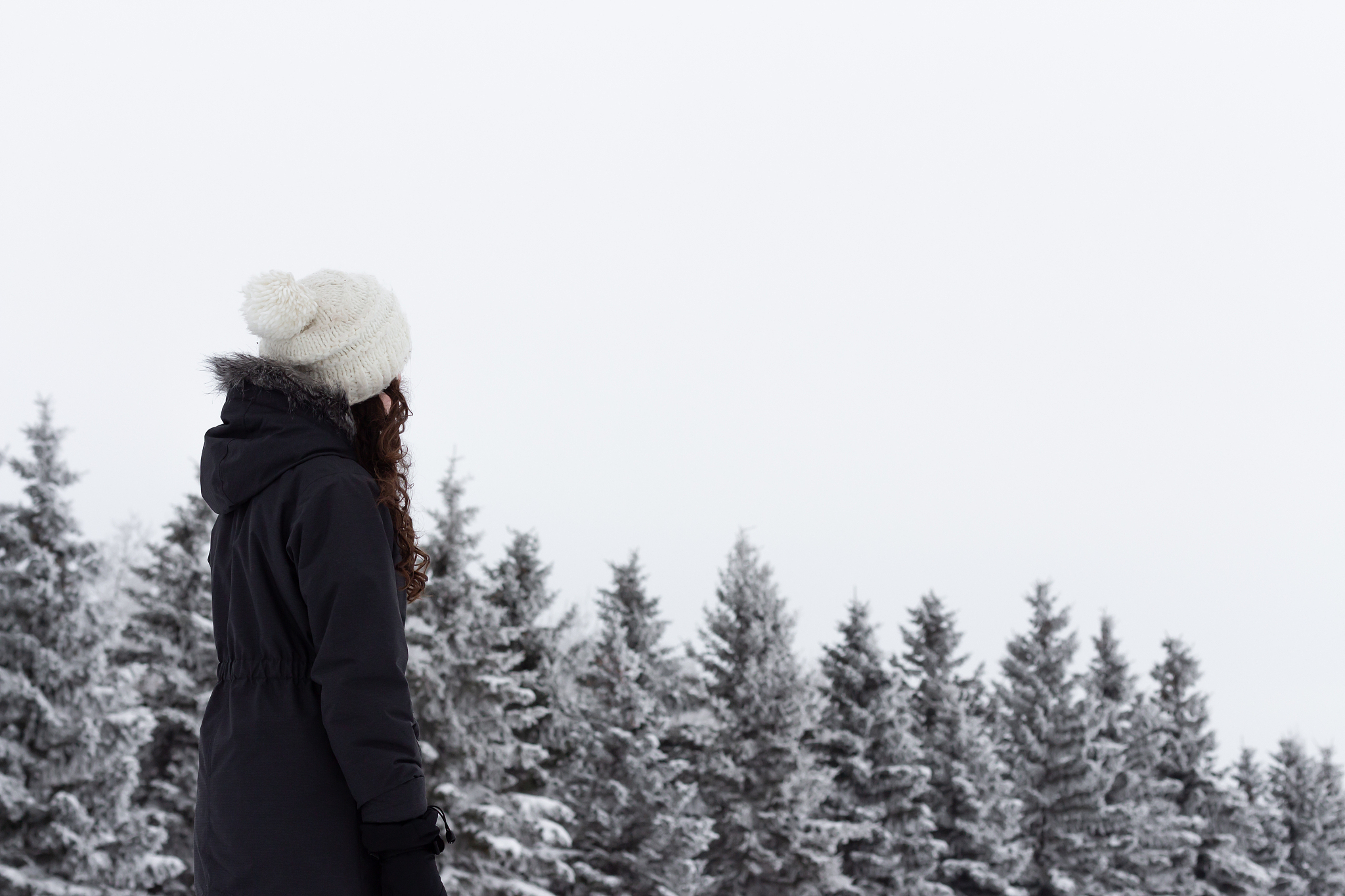 请帮我寻找有关于描写一个女人站在雪中的样子