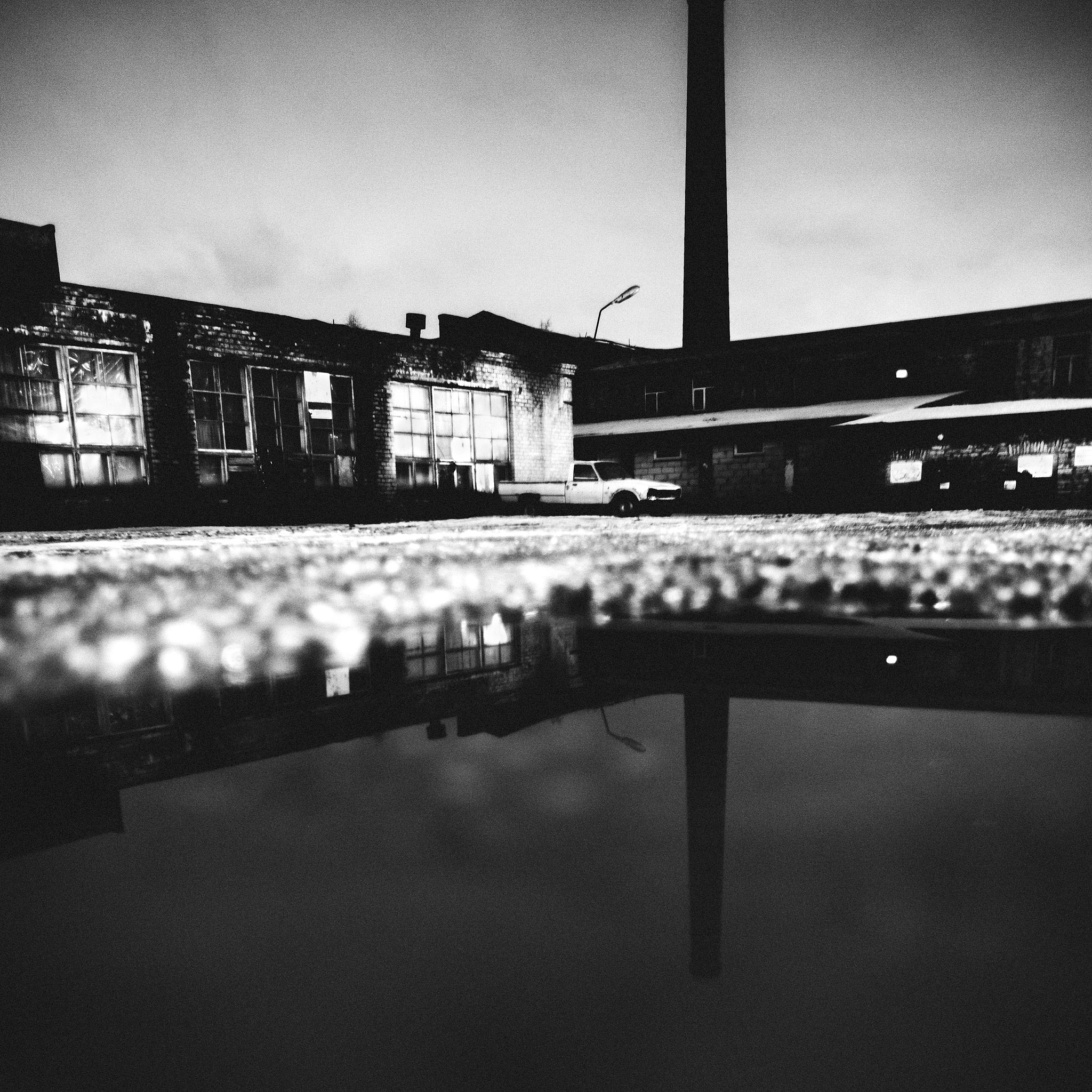 将以下文字改得通顺：然后我们再回到图片呃窗口里看下一张。就是呃艾伦地毯的这张整个画面特别倾斜啊我一开始看这个就是一头雾水。呃在什么情况下画面可以倾斜到这么剧烈呢啊？呃我们的经验里只有一种就是摄影师向你宣称我我脑子有问题我脑子有毛病的时候我可以这么倾斜。比如说森山大道的时候我是这个精神病所以我拍摄的东西就是剧烈抖动的。当然这是一个玩笑话啊因为森山大道就是所存在主义一代啊。在日本战后的时候那是一个政治