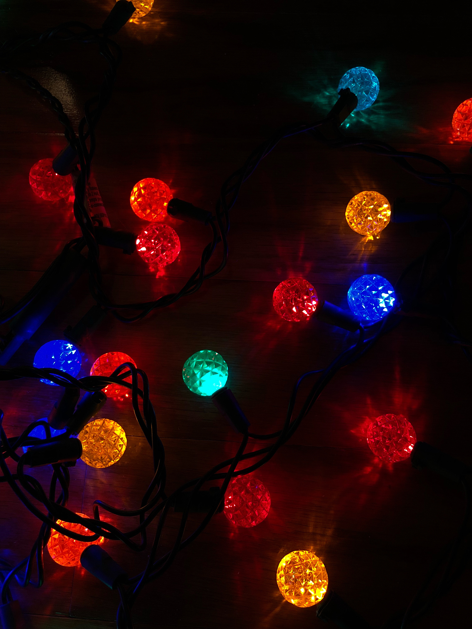 用美式英语写3条关于户外防水水滴装饰圣诞花园庭院彩灯灯串20灯5米长 彩色的好评以及其好评标题。结果格式为输出格式为：标题+：+好评内容。