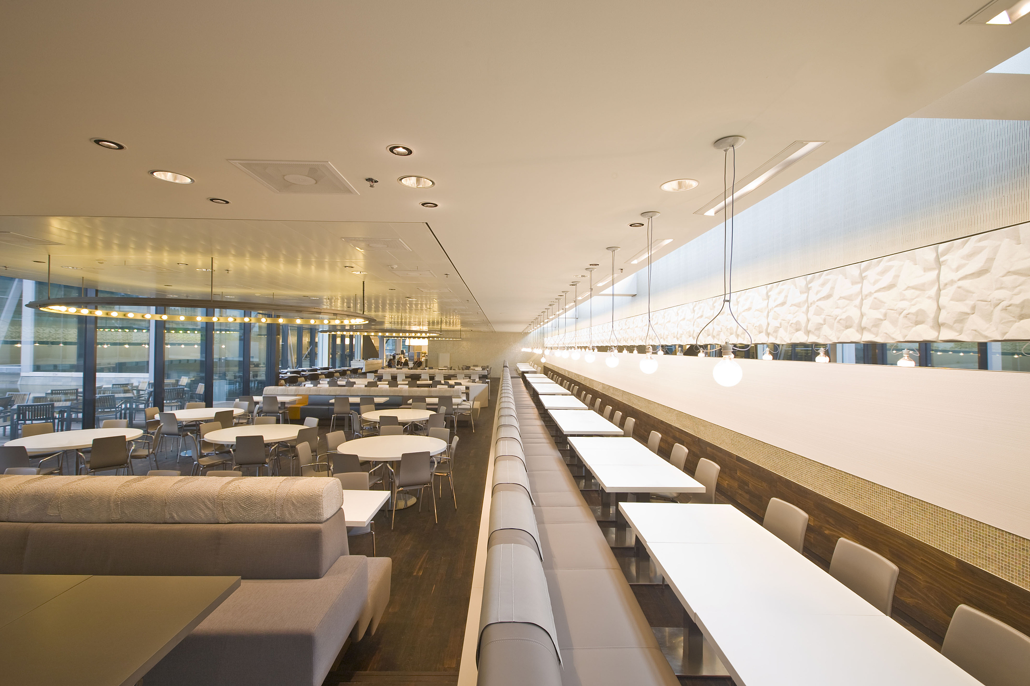 Understanding Hotel Management Structure: Roles and Relationships