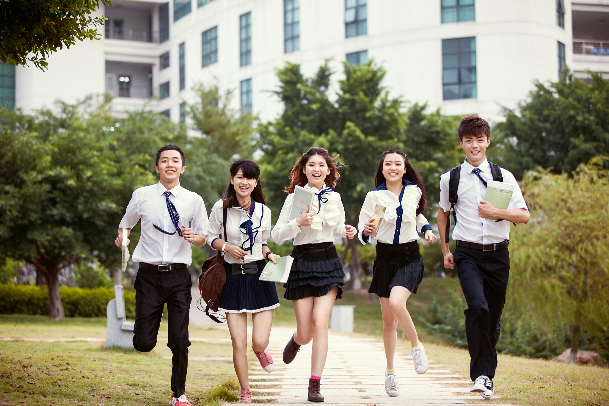 五个大学生在校园奔跑