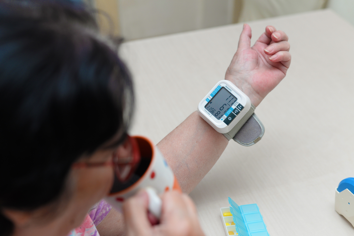 关于独居老人健康检测手环必要性的600字摘要