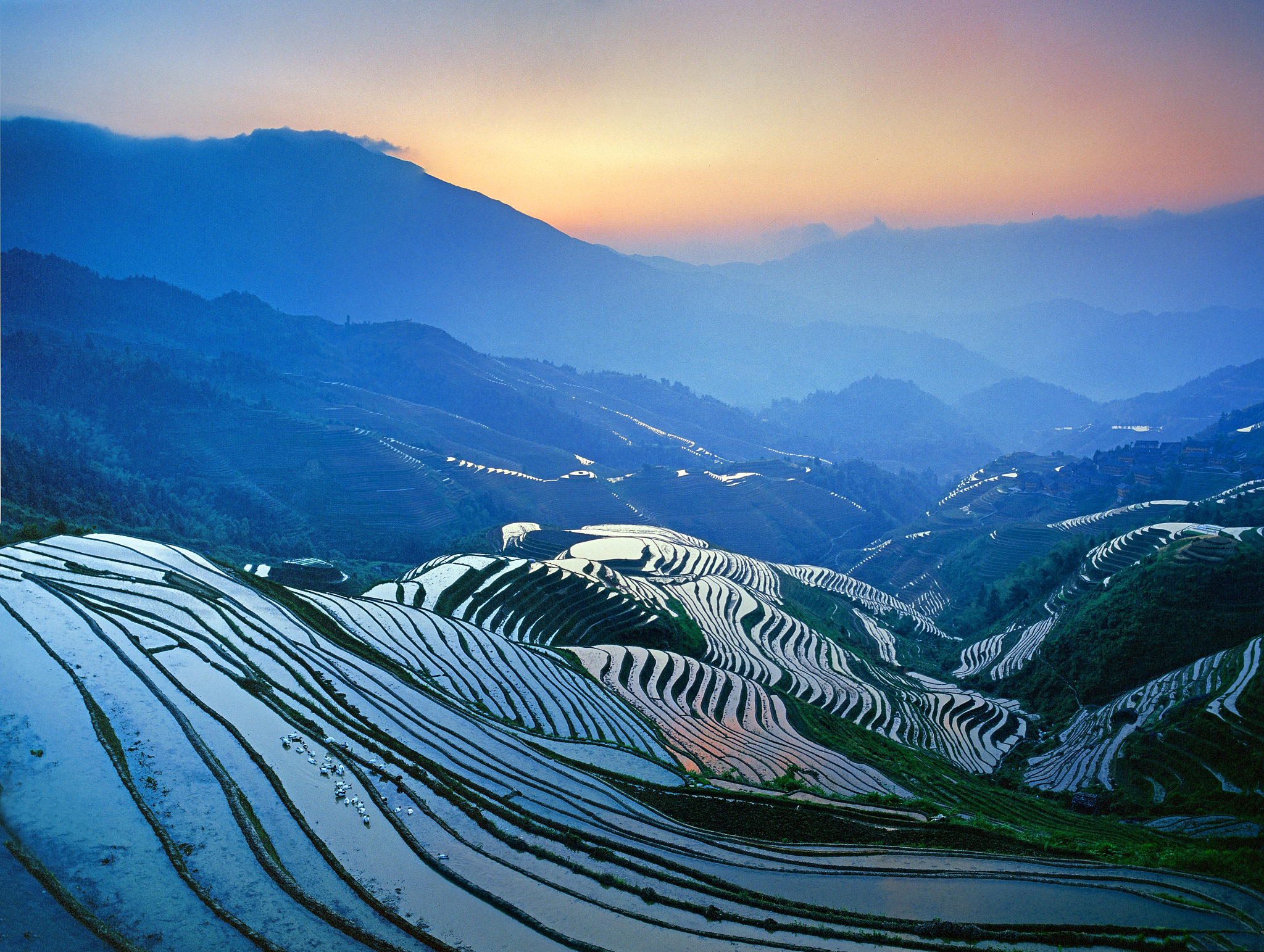 #漓江##桂林山水# 乘一叶扁舟，赴一场山水之约！