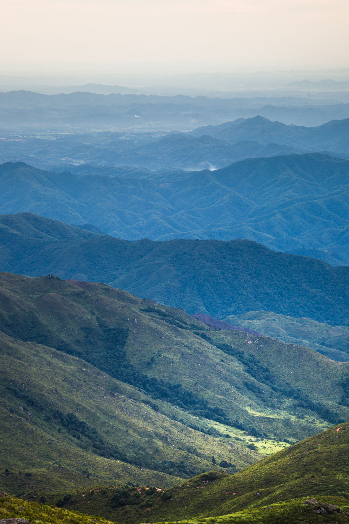 帮我降重句子意思不变丰富海口市地形略呈长心形地势平缓。海南岛最长的河流——南渡江从海口市中部穿过。南渡江东部自南向北略有倾斜南渡江西部自北向南倾斜；西北部和东南部较高中部南渡江沿岸低平北部多为沿海小平原。全市除石山镇境内的马鞍岭海拔2228米、旧州镇境内的旧州岭海拔1999米、甲子镇境内的日晒岭海拔171米、永兴镇境内的雷虎岭海拔1683米等38个山丘较高外绝大部分为海拔100米以下的台地和平原。