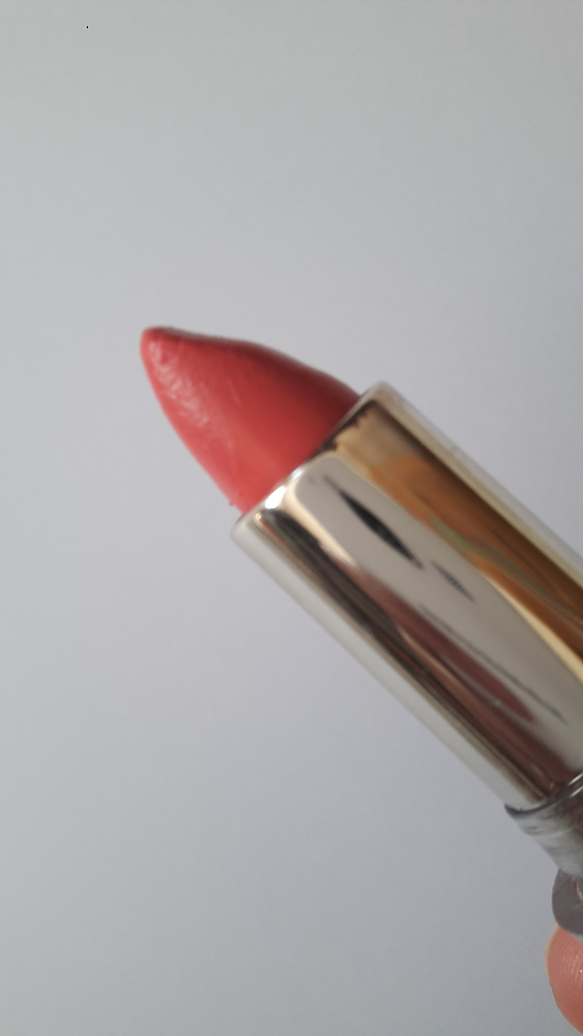 如何选择适合自己的自动唇线笔颜色？