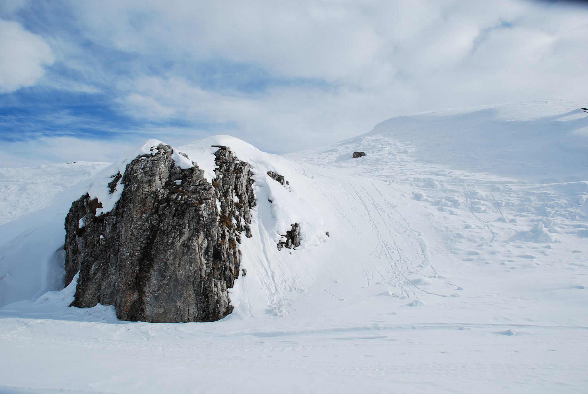Witnessing the First Snowfall on Gongga Snow Mountain: A Breathtaking Experience