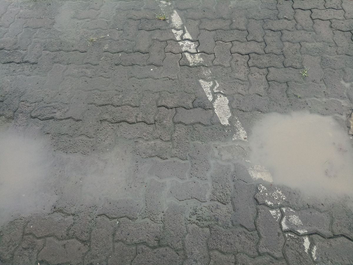 混凝土路面砖开裂原因分析：施工、材料、环境因素