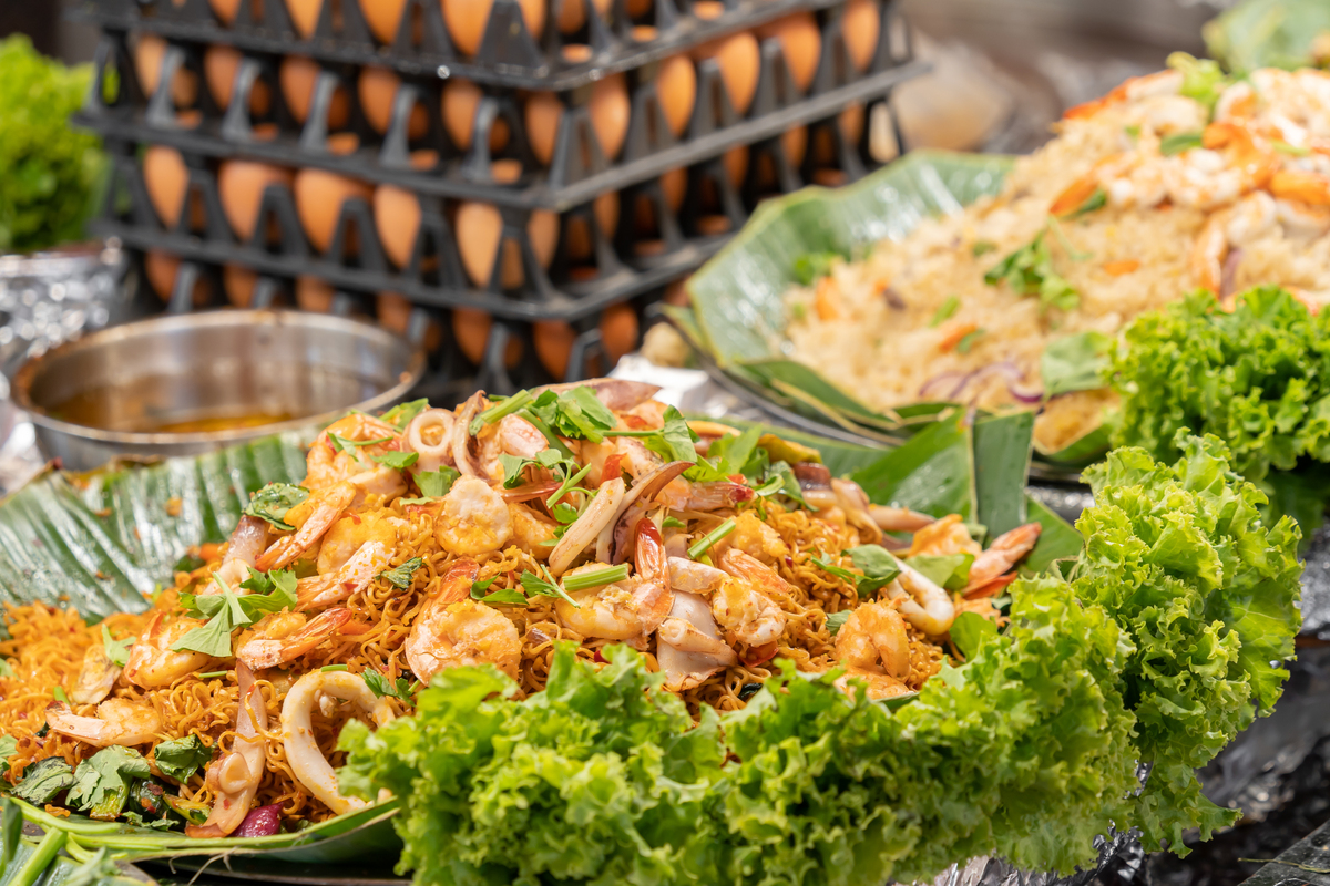 我在运营一个油管美食频道我现在需要为我自己的视频分类做一个播放列表。现在做一个关于泰国美食的列表请帮我列10与泰国美食相关的列表标题请帮我以油管热门美食搜索关键词标准来列谢谢