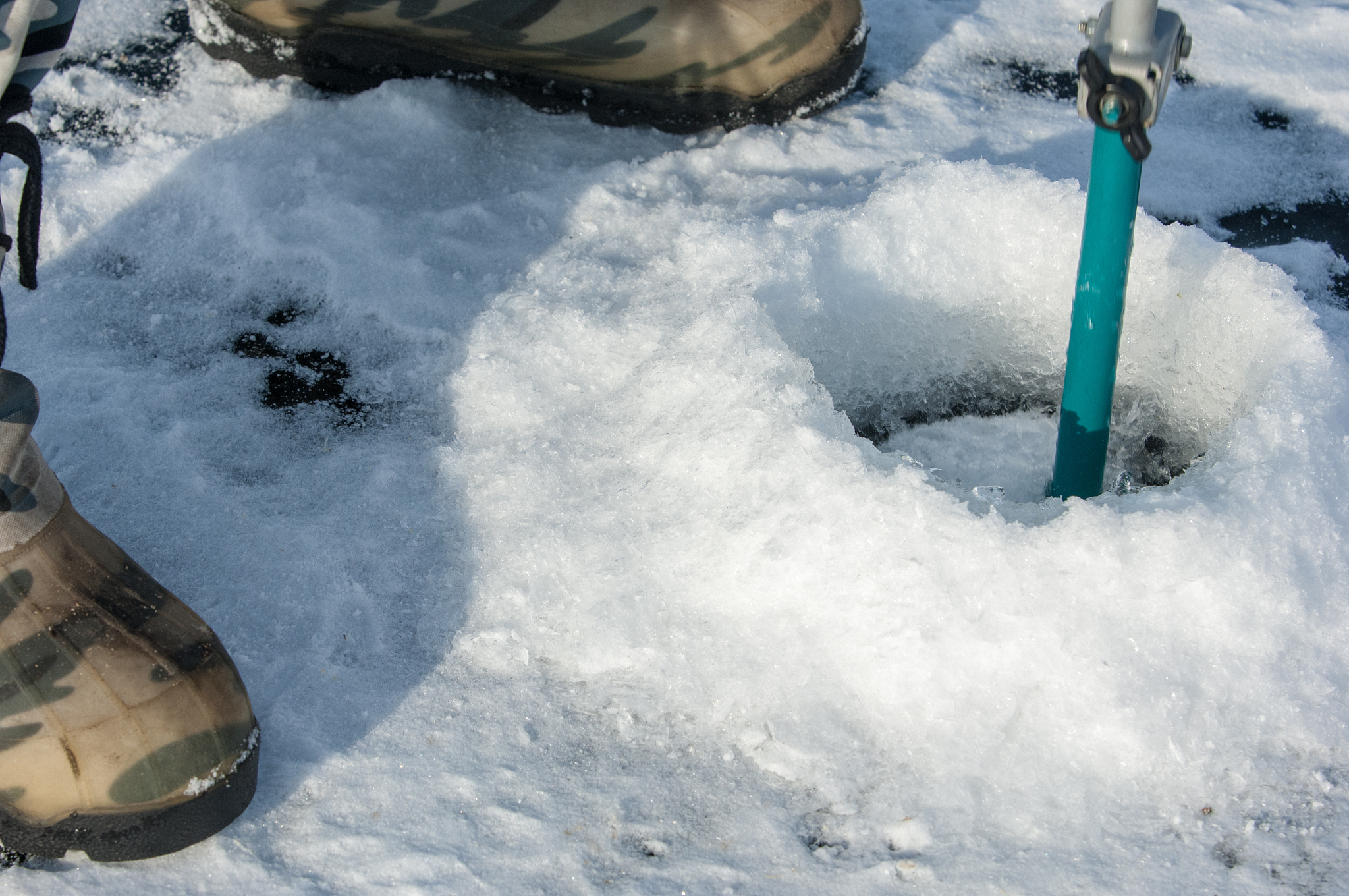 帮我翻译：基于我国冬小麦主产区11个典型灌溉试验站点的观测资料利用多模型集合CERES-Wheat、Nwheat 、APSIM-Wheat和WheatGrow模拟分析了不同典型年下不同灌溉情景对我国冬小麦产量、水分利用效率WUE及灌溉水利用效率IWUE的影响并依据灌溉优化模型在不同分区制定了适宜的冬小麦灌溉管理方案。研究结果表明随着灌溉量与灌溉次数的增加冬小麦产量、WUE总体呈上升趋势IWUE则呈