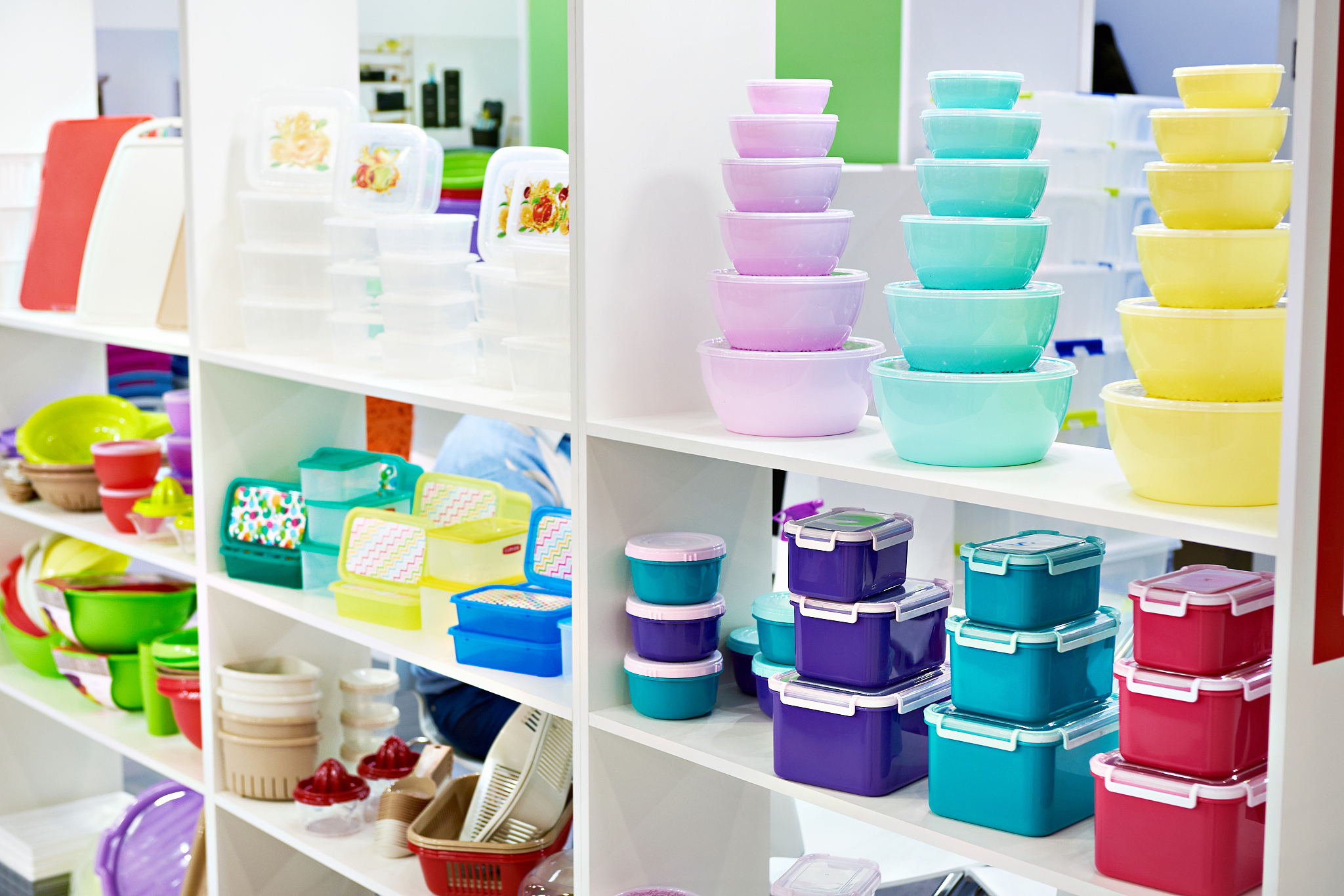 你是一个抖音视频运营者请你将这段话修改为符合抖音风格的文案形式日常收纳置物产品哪家强广东阳江找顺景。顺景工贸有限公司！专门生产五金线材日常收纳置物产品占地面积13000多平米拥有现代化、自动化生产设备满足客户对家居、卫浴烧烤五金线材等收纳置物系列产品致力于为客户提供高质量、实用性强的产品。拥有服务于国内外大商超、亚马逊等各大电商平台及品牌商客人的经验深受客户的信赖与赞誉想了解更多评论区留言吧！要求