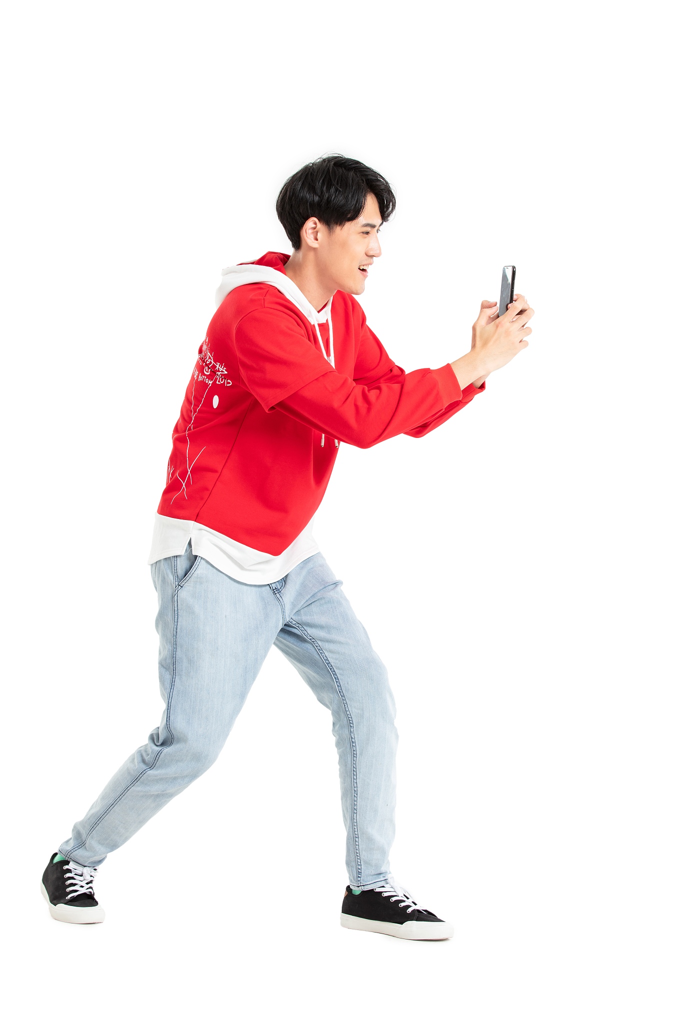 侧身扫描的年轻男生