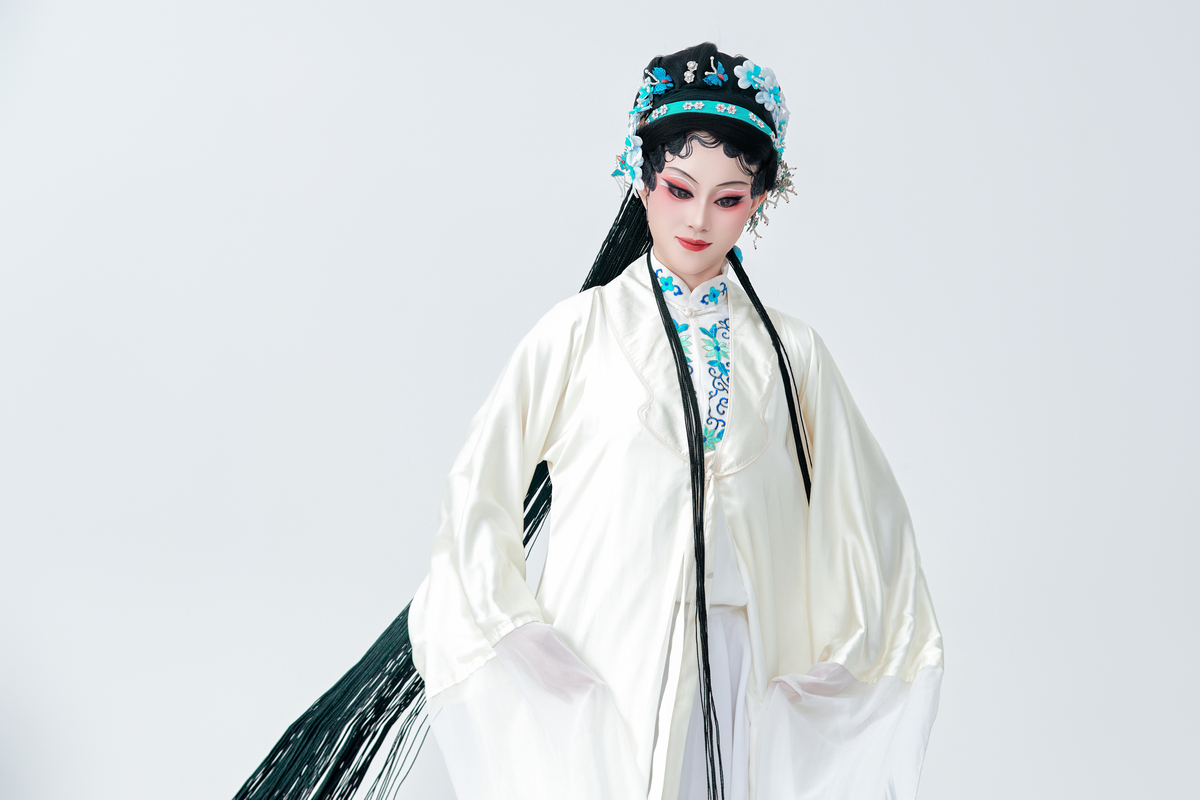 身着传统越剧服饰的亚洲美女,背景为白色