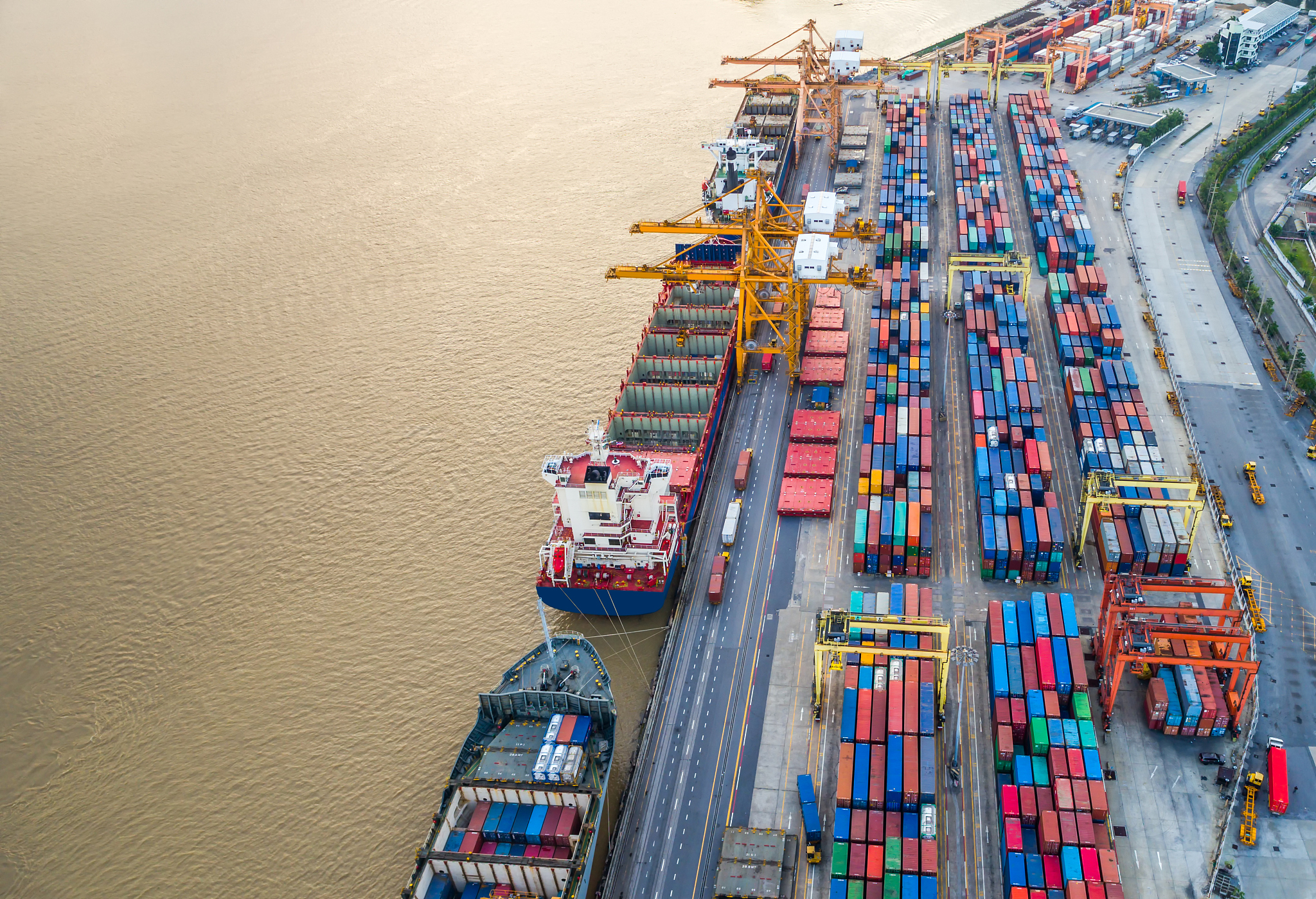 Cargo Caking Issue Before Shipment: Causes and Solutions