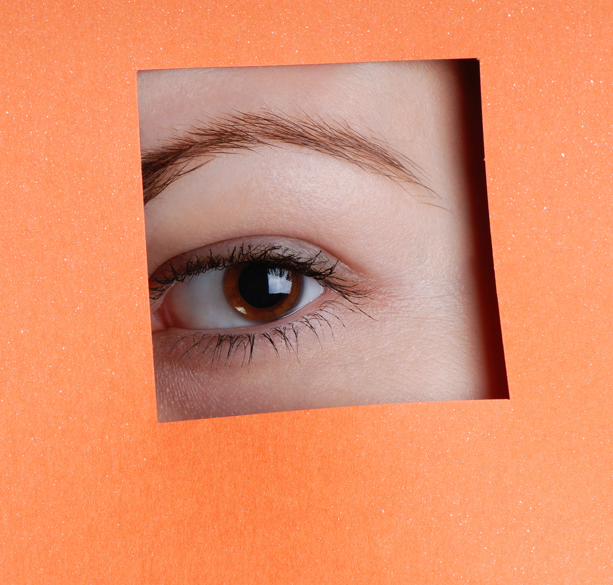 如何在使用玫琳凯五色眼影盘前做好眼部打底？