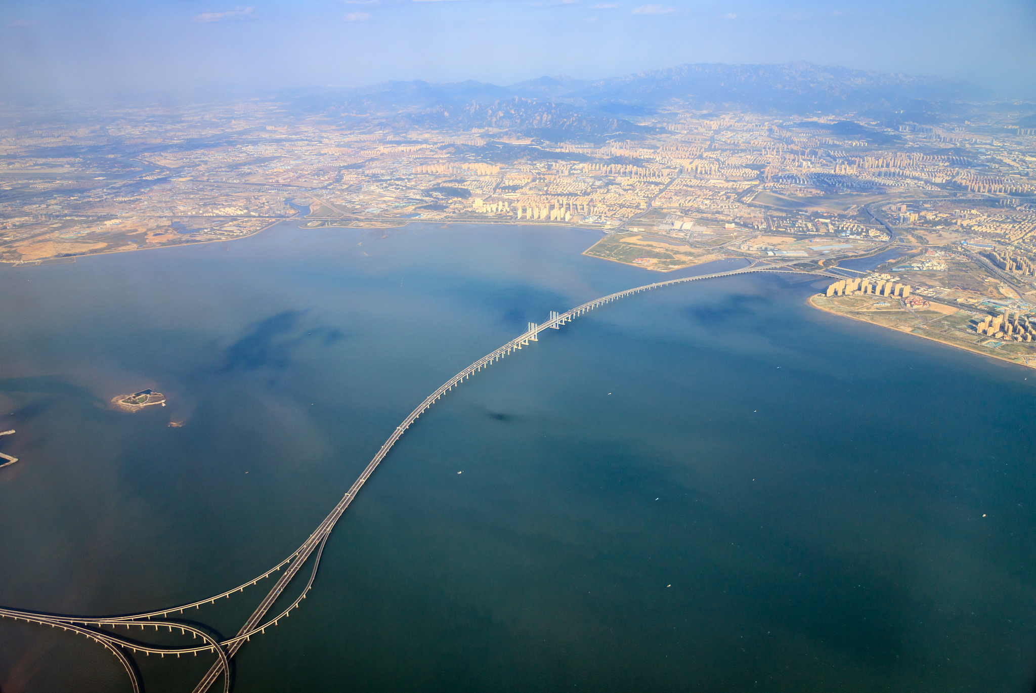 胶州湾封闭度：0.36，属于半封闭湾