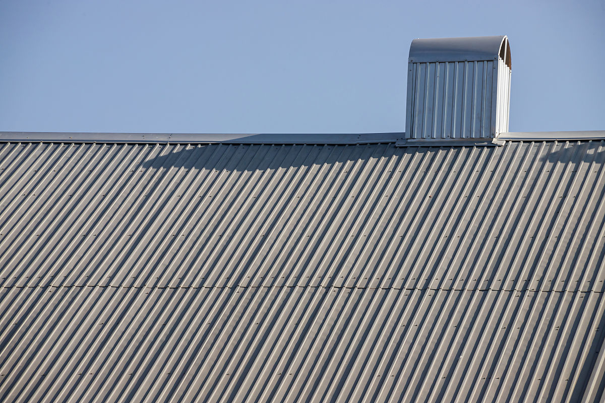 Translate to traditional chineseThe propertys dual pitched main roof has flat interlocking concrete tiled coverings laid on a modernbreathable membrane to which ridge tiles and roof tiles were general