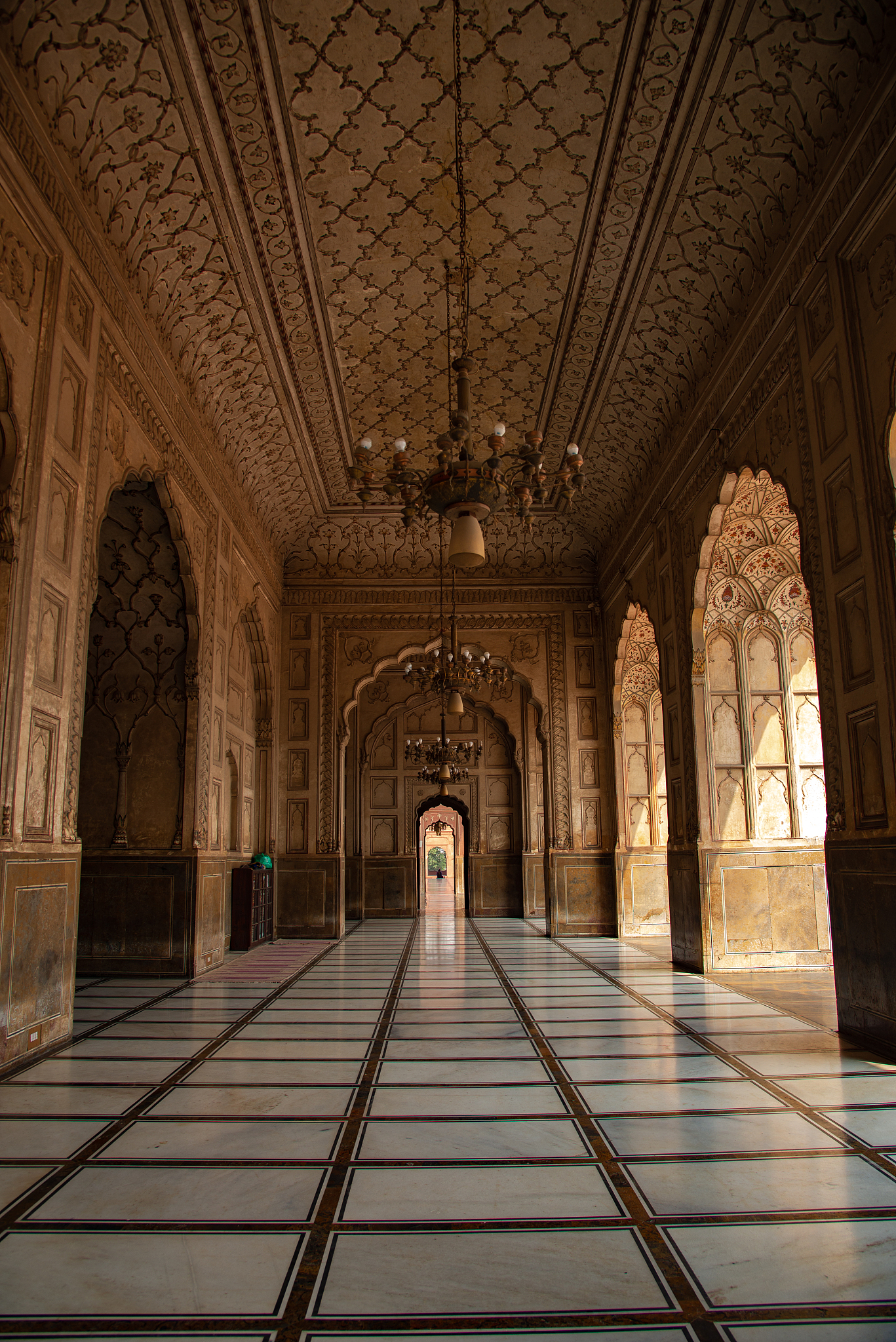 interior architecture of badshahi masjid
