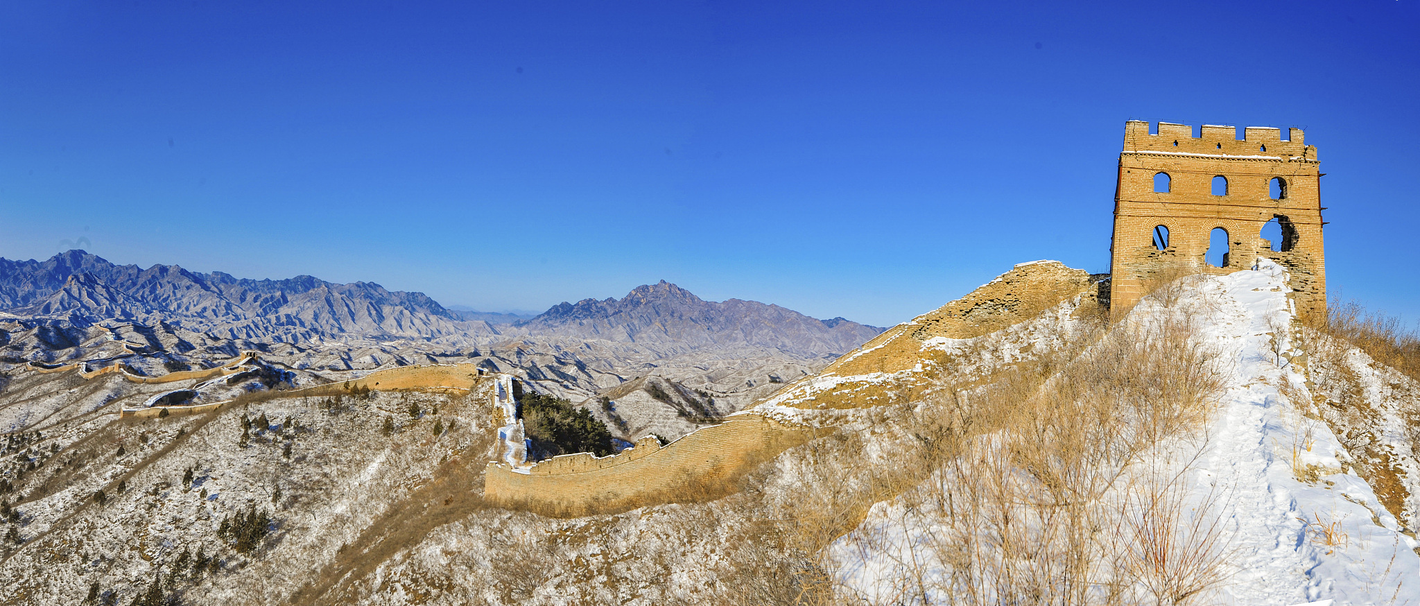 秋天的山色：一幅色彩斑斓的画卷