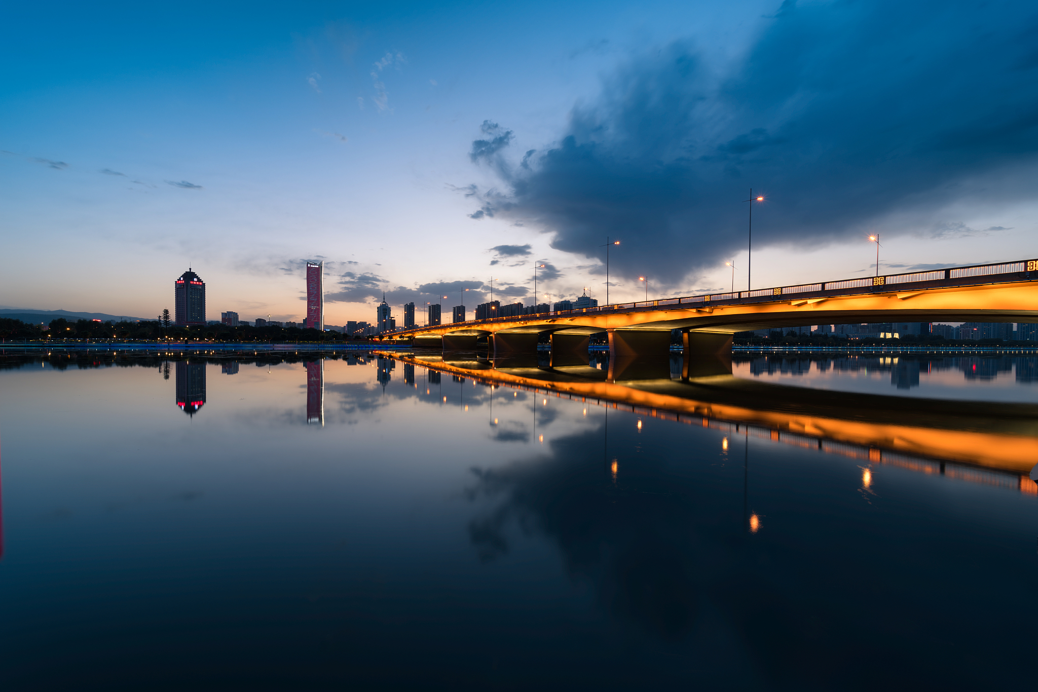 太原市迎泽大桥夜景多云