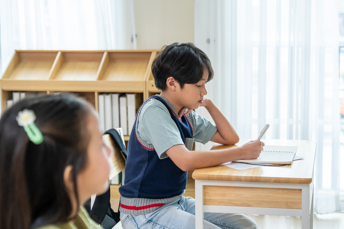 孩子趴桌写作业怎么办？试试这5招！