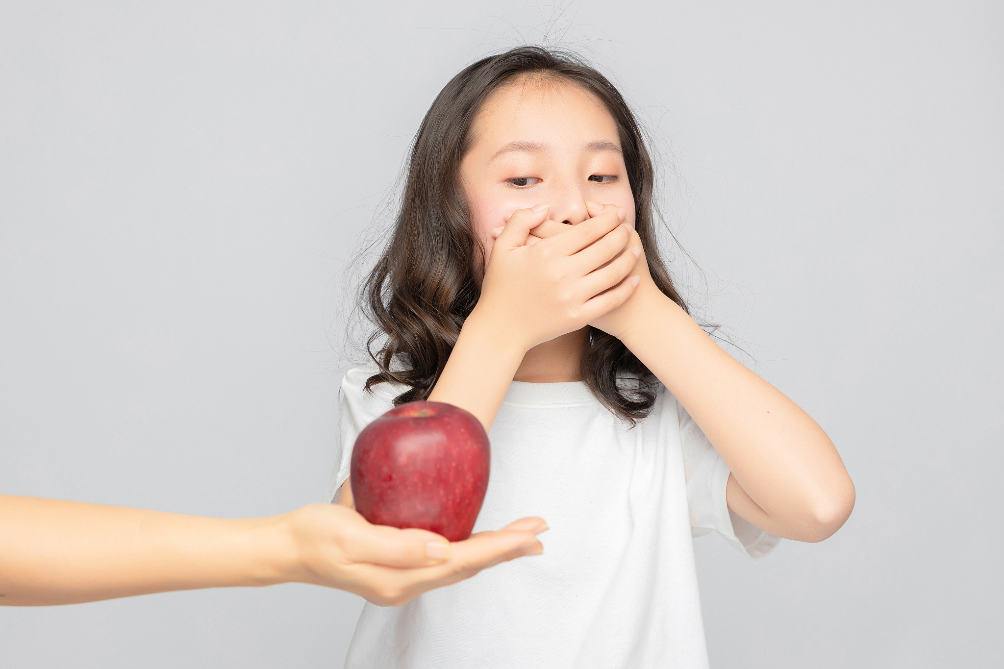 灰色背景里的亚洲小学女生