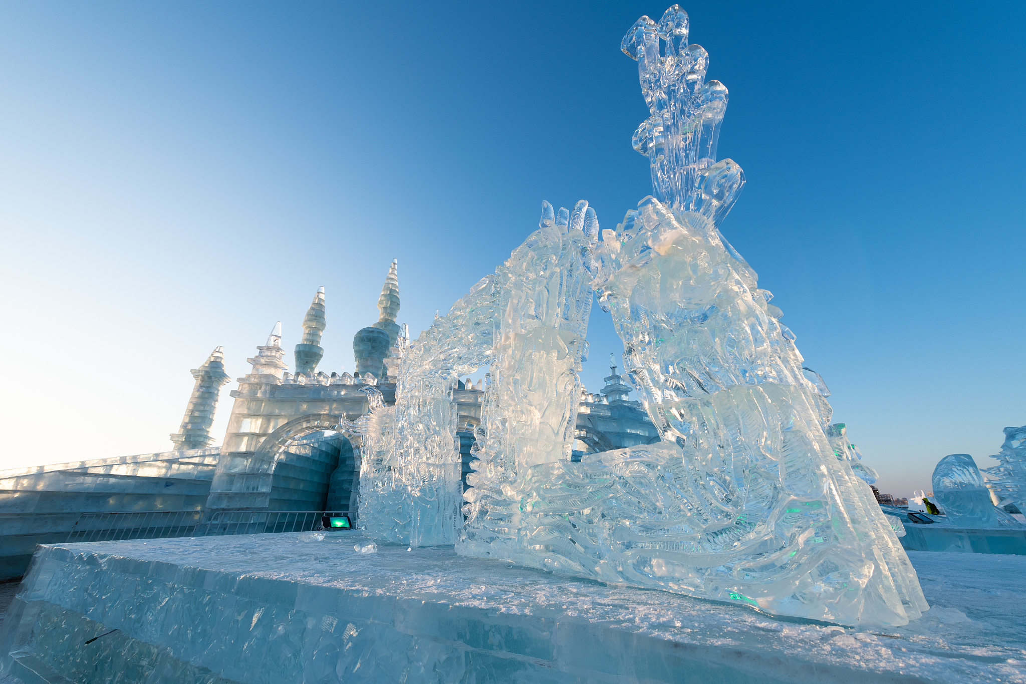 1假设你是李华假期你和朋友一起去哈尔滨参观了冰雪大世界Harbin Ice-Snow World。请你为校报英语专栏写一篇旅游介绍内容包括1公园位置位于哈尔滨;2公园特色冰雕、俄式咖啡等;3 发出邀请。注意1 写作词数应为80 左右;