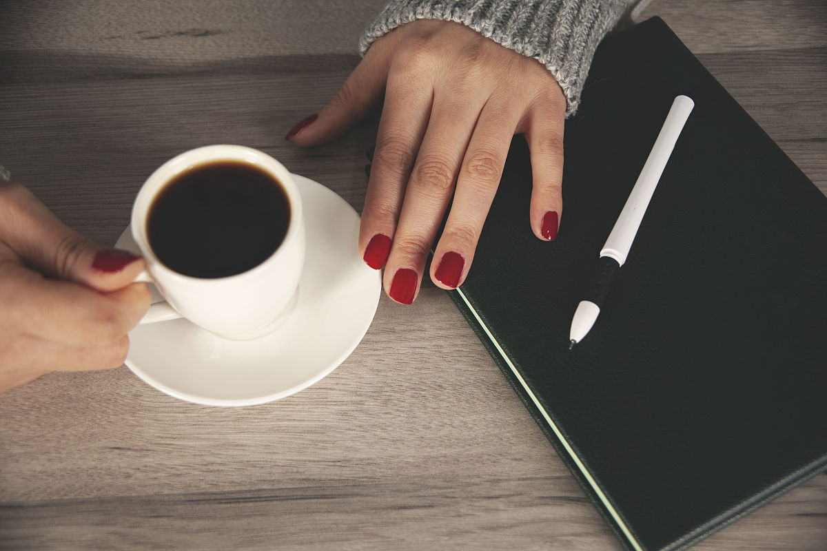 分享一个你身边努力追寻理想的人物案例并简要分析你从他她身上学到了什么。300字左右我的咖啡师朋友是一个很努力生活的人