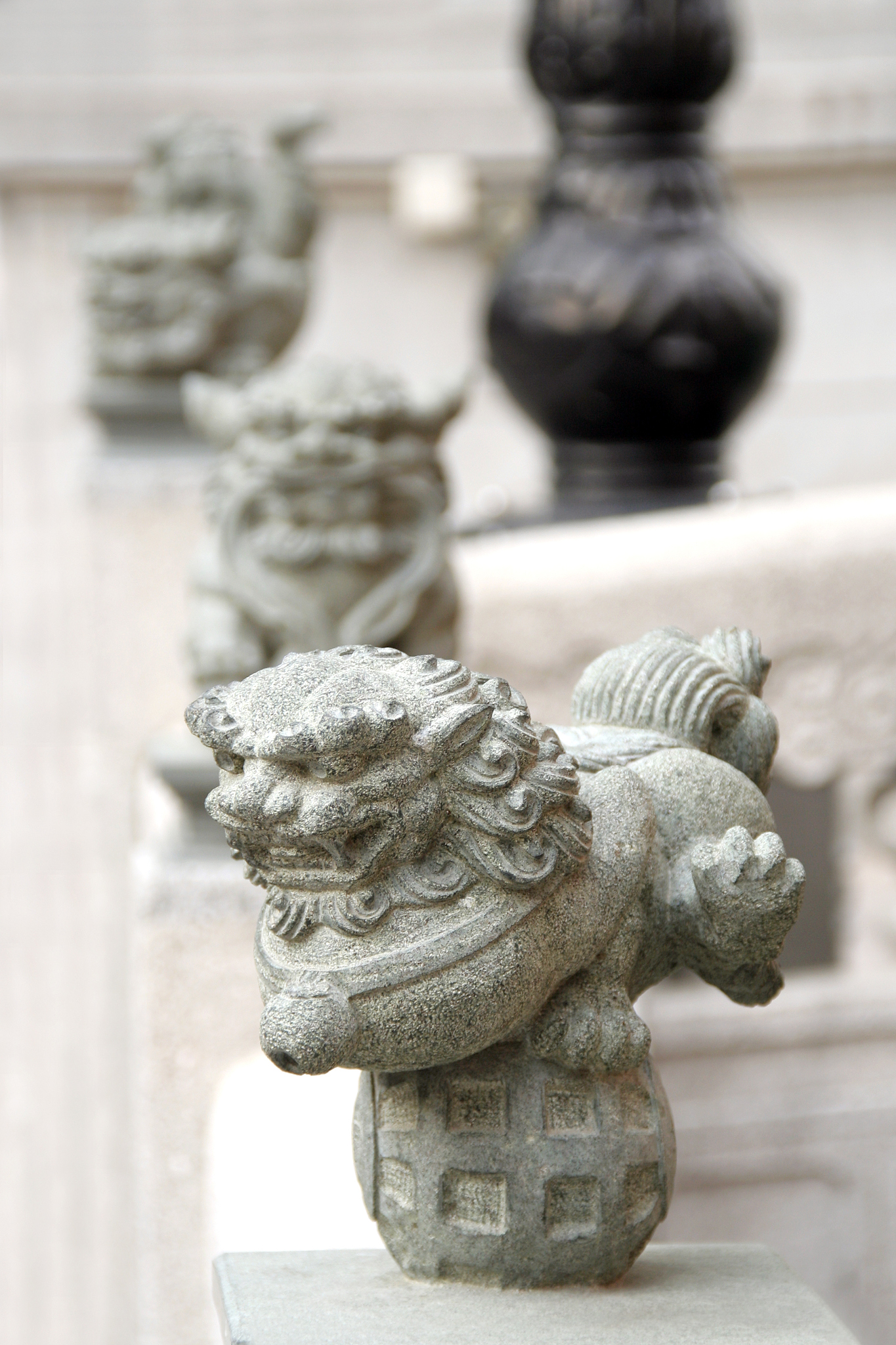 怎样将石球放入石狮嘴中