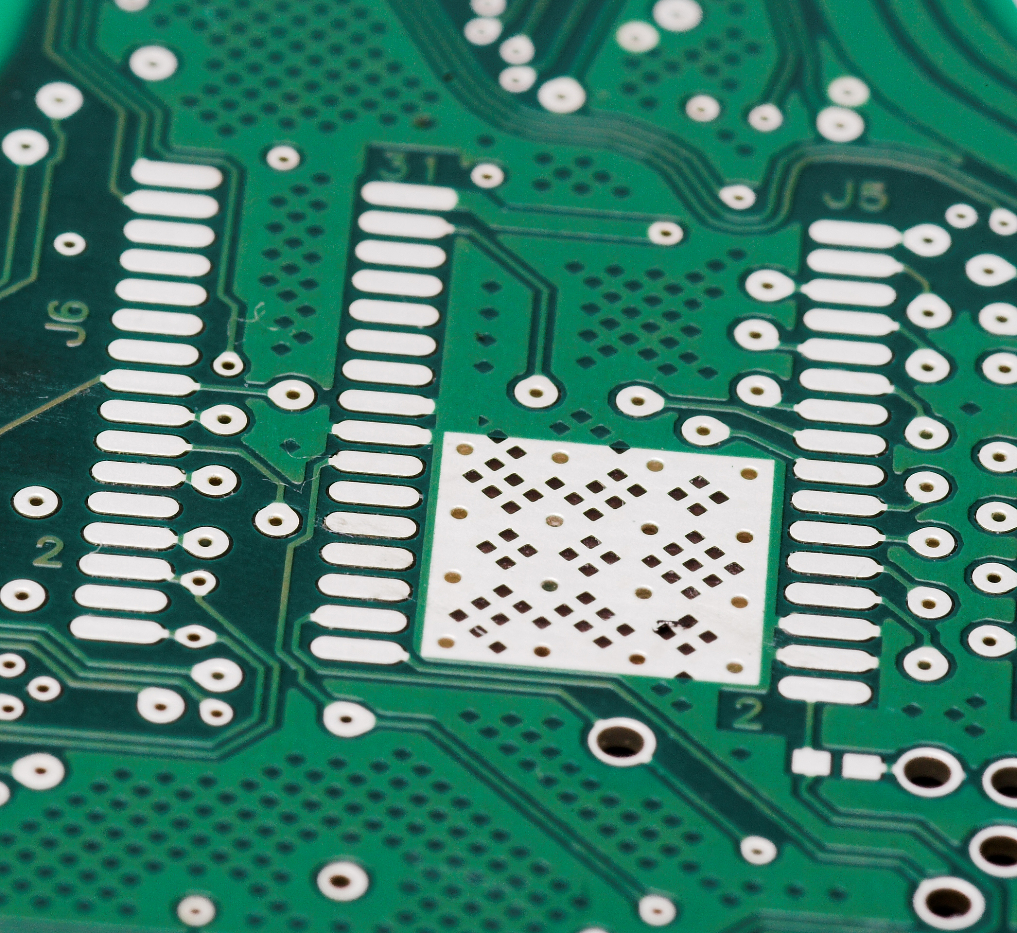 在电子立品生立中如何理解从通孔安装技术到表面贴装技术的转变