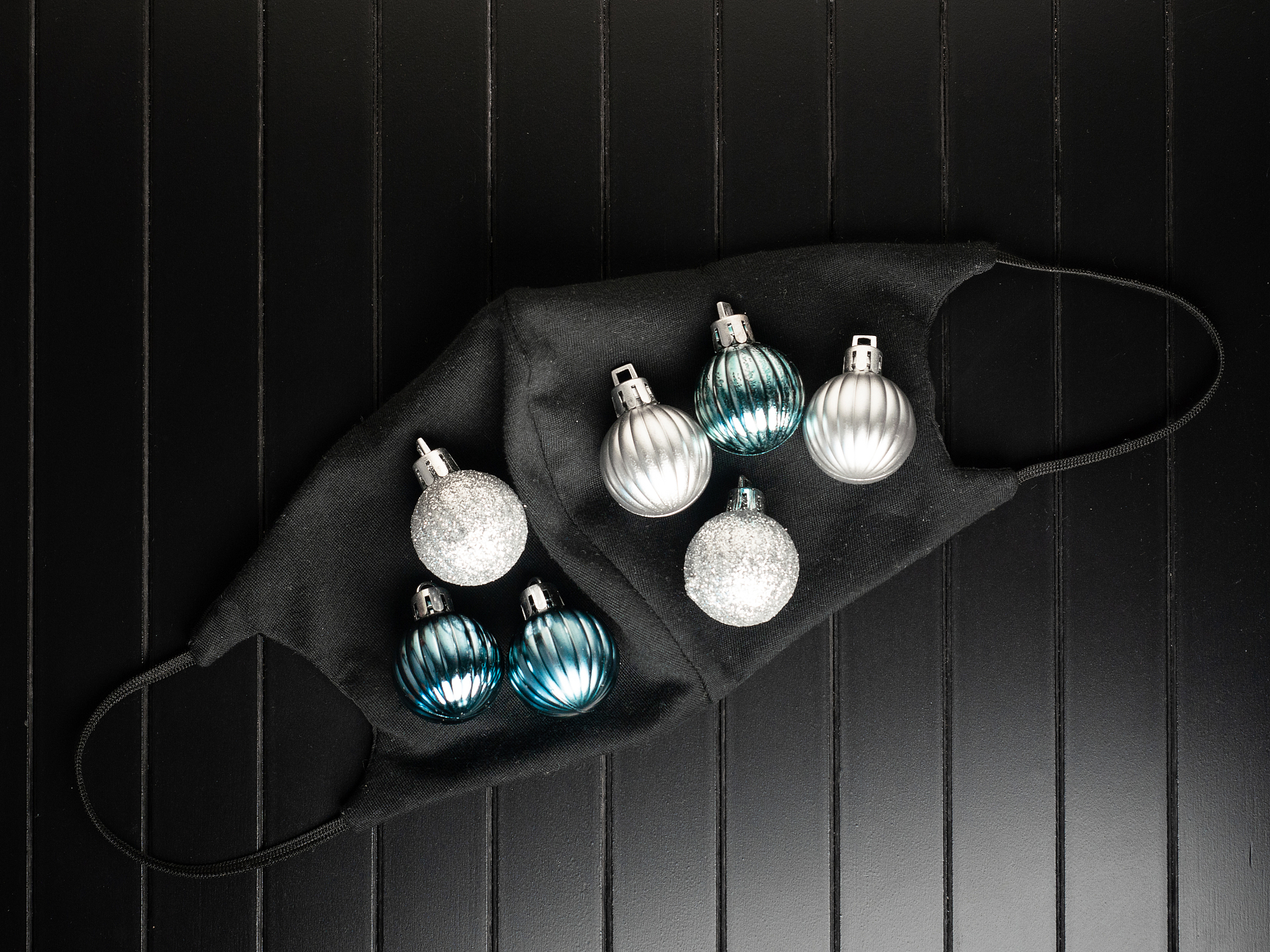 黑色球套：简约时尚，点缀个性