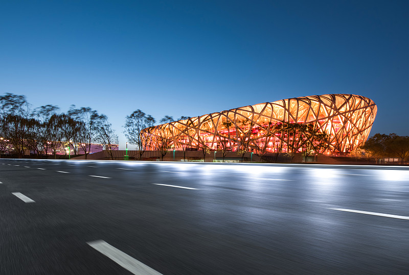 分别介绍一下奥林匹克森林公园和北京鸟巢以及背后的体育精神